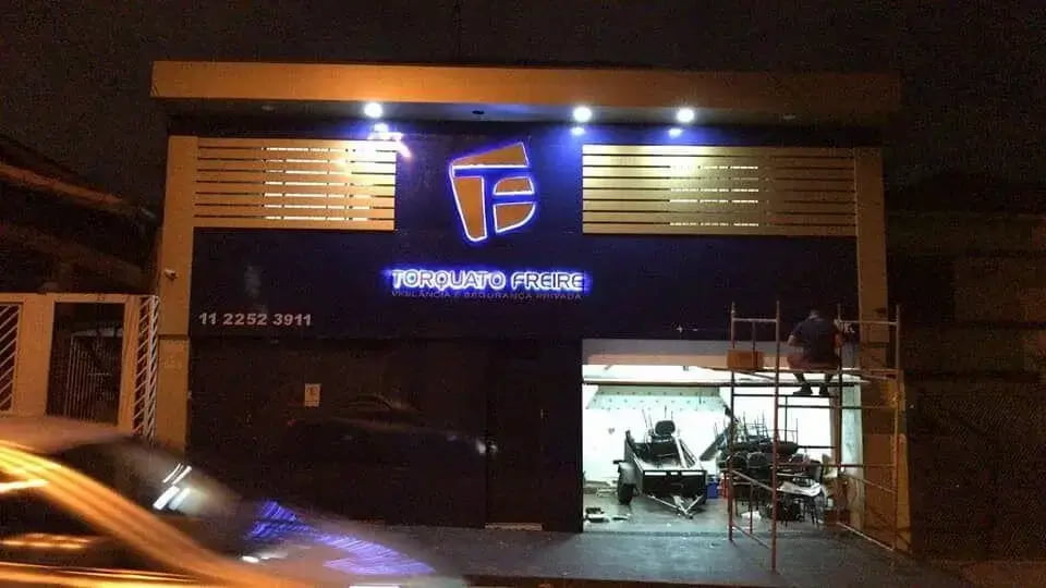 Atraia mais clientes com fachadas em ACM com LED